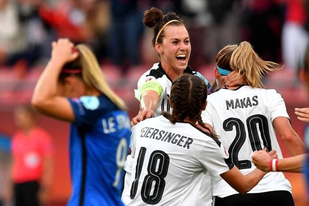 SOCCER - UEFA EURO EM Europameisterschaft Fussball 2017, FRA vs AUT UTRECHT,NETHERLANDS,22.JUL.17 - WOMEN SOCCER - UEFA Women s European Championship EM Europameisterschaft 2017, Group C, France vs Austria. Image shows the rejoicing of ViktoriaÊSchnaderbeck, LauraÊFeiersinger and LisaÊMakas (AUT). GEPAxpictures xFlorianxErtl