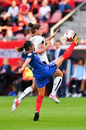 SOCCER - UEFA EURO EM Europameisterschaft Fussball 2017, FRA vs AUT UTRECHT,NETHERLANDS,22.JUL.17 - WOMEN SOCCER - UEFA Women s European Championship EM Europameisterschaft 2017, Group C, France vs Austria. Image shows Jessica Houara d Hommeaux (FRA) and Nina Burger (AUT). GEPAxpictures xFlorianxErtl