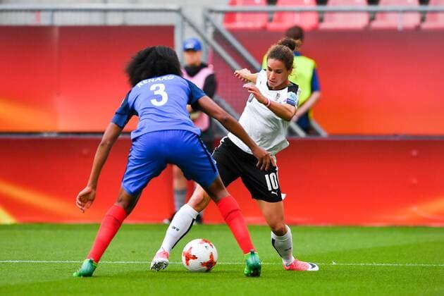 SOCCER - UEFA EURO EM Europameisterschaft Fussball 2017, FRA vs AUT UTRECHT,NETHERLANDS,22.JUL.17 - WOMEN SOCCER - UEFA Women s European Championship EM Europameisterschaft 2017, Group C, France vs Austria. Image shows Wendie Renard (FRA) and Nina Burger (AUT). GEPAxpictures xFlorianxErtl