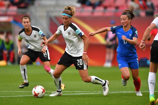 SOCCER - UEFA EURO EM Europameisterschaft Fussball 2017, FRA vs AUT UTRECHT,NETHERLANDS,22.JUL.17 - WOMEN SOCCER - UEFA Women s European Championship EM Europameisterschaft 2017, Group C, France vs Austria. Image shows Lisa Makas (AUT) and Gaetane Thiney (FRA). GEPAxpictures xFlorianxErtl