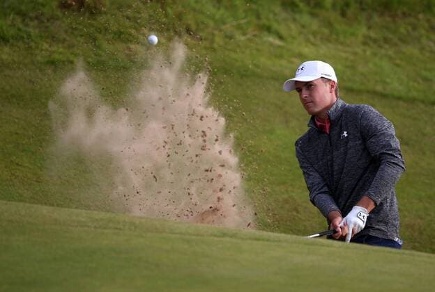 Bilder des Tages - SPORT 22nd July 2017, Royal Birkdale Golf Club, Southport, England; The 146th Open Golf Championship, third round ; Jordan Spieth (USA) blasts out of the sand at the par five 17th hole xDavidxBlunsdenx  ActionPlus11905210