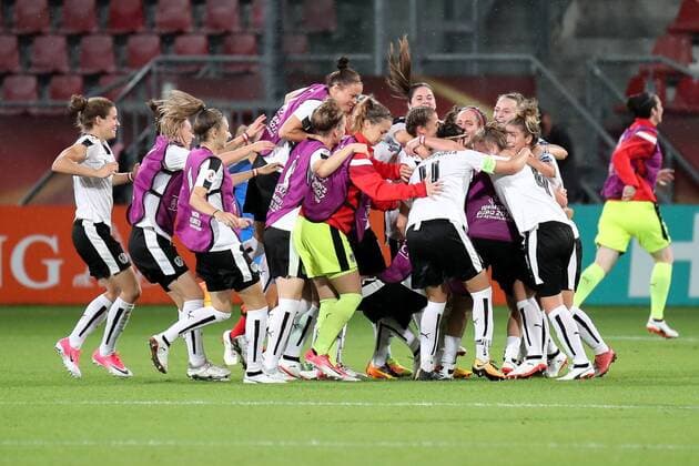 Bilder des Tages - SPORT Spielerinnen aus Österreich, österreichische Fußballerinnen, jubeln über das Unentschieden, Freude, Jubel, Remis, Fussball, UEFA Women s EURO 2017, Frankreich - Österreich, xozx