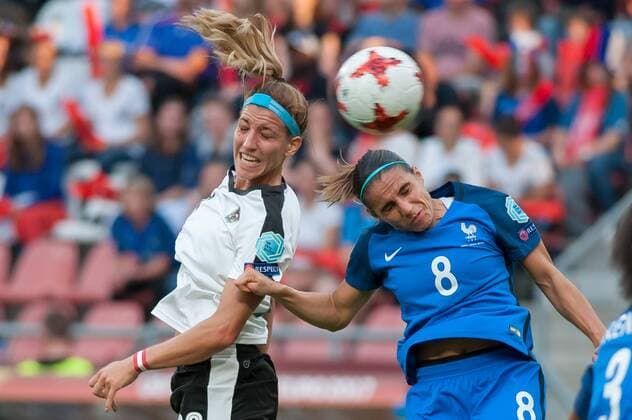 Bilder des Tages - SPORT v.li., fltr: Lisa Makas (Österreich, Austria, 20) im Kopfballduell, Kopfball, Zweikampf mit, header, duel with Jessica Houara d Hommeaux (Frankreich, France, 8), Fussball, UEFA Women s EURO 2017, Frankreich - Österreich, xobx