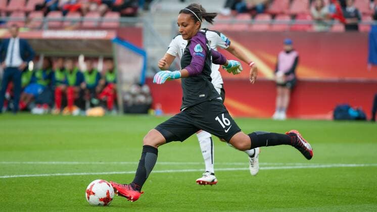 Torhüterin, Goalkeeper Sarah Bouhaddi (Frankreich, France, 16) am Ball, Einzelbild, Aktion, Action, plays the ball, Fussball, UEFA Women s EURO 2017, Frankreich - Österreich, xobx