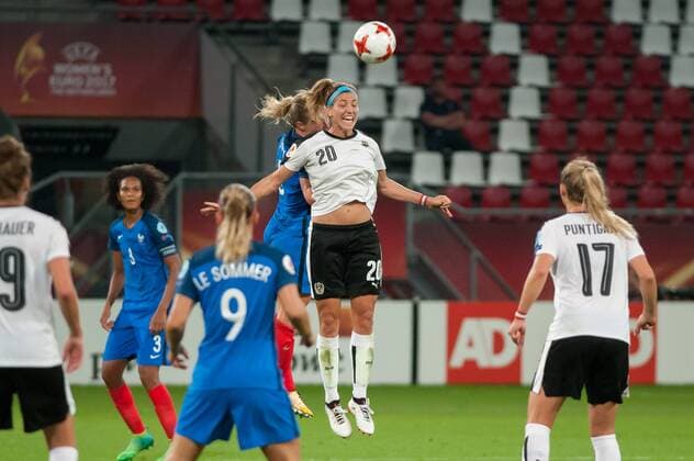 v.li., fltr: Amandine Henry (Frankreich, France, 6) im Zweikampf, Duell mit, duel with Lisa Makas (Österreich, Austria, 20), Fussball, UEFA Women s EURO 2017, Frankreich - Österreich, xobx