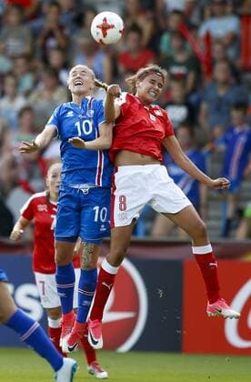 Bilder des Tages - SPORT (170723) -- DOETINCHEM, July 23, 2017 -- Cinzia Zehnder (R) of Switzerland vies with Dagny Brynjarsdottir of Iceland during the UEFA Women s EURO 2017 soccer tournament Group C match between Switzerland and Iceland at the Vijverberg Stadium in Doetinchem, the Netherlands, on July 22, 2017. Switzerland won 2-1. ) (wll) (SP)THE NETHERLANDS-DOETINCHEM-SOCCER-UEFA-WOMEN S EURO-SUI VS ISL YexPingfan 