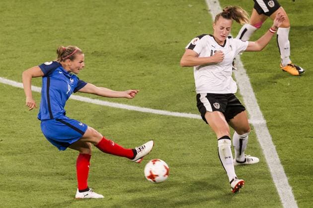 UTRECHT - 22-07-2017, EK Vrouwenvoetbal 2017, Women s Euro 2017, Stadion De Galgenwaard , Groepswedstrijd Frankrijk - Oostenrijk , Frankrijk speelster Eugenie Le Sommer (l) Oostenrijk speelster Virginia Kirchberger (r) Frankrijk - Oostenrijk  Copyright: xErwinxSpekx 1653237