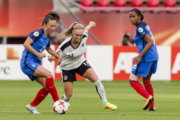 UTRECHT - 22-07-2017, EK Vrouwenvoetbal 2017, Women s Euro 2017, Stadion De Galgenwaard , Groepswedstrijd Frankrijk - Oostenrijk , Frankrijk speelster Gaetane Thiney (l) in duel met Oostenrijk speelster Sarah Puntigam (r) Frankrijk - Oostenrijk  Copyright: xErwinxSpekx 1653240