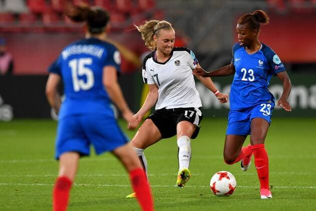 SOCCER - UEFA EURO EM Europameisterschaft Fussball 2017, FRA vs AUT UTRECHT,NETHERLANDS,22.JUL.17 - WOMEN SOCCER - UEFA Women s European Championship EM Europameisterschaft 2017, Group C, France vs Austria. Image shows Sarah Puntigam (AUT) and Grace Geyoro (FRA). GEPAxpictures xFlorianxErtl