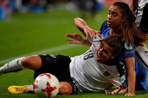 Bilder des Tages - SPORT SOCCER - UEFA EURO EM Europameisterschaft Fussball 2017, FRA vs AUT UTRECHT,NETHERLANDS,22.JUL.17 - WOMEN SOCCER - UEFA Women s European Championship EM Europameisterschaft 2017, Group C, France vs Austria. Image shows Laura Feiersinger (AUT) and Sakina Karchaoui (FRA). GEPAxpictures xFlorianxErtl