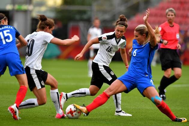 SOCCER - UEFA EURO EM Europameisterschaft Fussball 2017, FRA vs AUT UTRECHT,NETHERLANDS,22.JUL.17 - WOMEN SOCCER - UEFA Women s European Championship EM Europameisterschaft 2017, Group C, France vs Austria. Image shows Elise Bussaglia (FRA), Nina Burger, Nicole Billa (AUT) and Amandine Henry (FRA). GEPAxpictures xFlorianxErtl