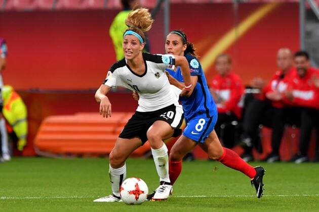 SOCCER - UEFA EURO EM Europameisterschaft Fussball 2017, FRA vs AUT UTRECHT,NETHERLANDS,22.JUL.17 - WOMEN SOCCER - UEFA Women s European Championship EM Europameisterschaft 2017, Group C, France vs Austria. Image shows Lisa Makas (AUT) and Jessica Houara-D™Hommeaux (FRA). GEPAxpictures xFlorianxErtl