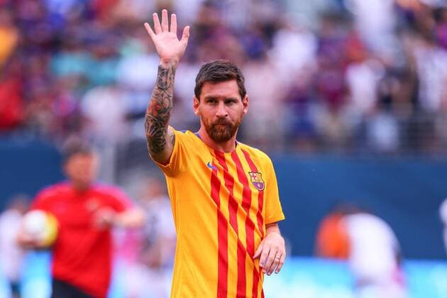 EAST RUTHERFORD, NJ - JULY 22: Barcelona midfielder Lionel Messi (10) waves to the fans during warm ups prior to the first half of the International Champions Cup soccer game between Barcelona and Juventus on July 22, 2017, at Met Life Stadium in East Rutherford, NJ. (Photo by Rich Graessle Icon Sportswire) SOCCER: JUL 22 International Champions Cup - Barcelona v Juventus Icon07022170010 EDITORIAL USE ONLY