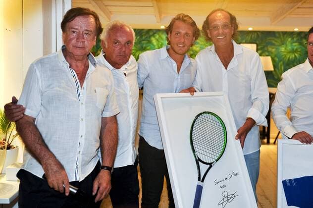 Lucas Pouille offre sa raquette pour de la vente aux encheres au profit de l association Arthritis fondation du groupe Clarins - Daniel Lauclerc - Christian Bimes - Lucas Pouille - Chistophe d Autheville PDG de The Prestige Properties Group qui a remporte l enchere CELEBRITES : Classic Tennis Tour 2017 - Saint Tropez - 22 07 2017 NorbertScanella Panoramic 