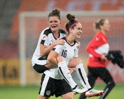 Freude nach dem Schlusspfiff - Oesterreich spielt 1:1 Unendschieden und freut sich. Jasmin Pamina Eder (AUT) traegt Verena Aschauer (AUT) auf den Schultern. Vorrunde: Frankreich - Oesterreich in Utrecht am 22.07.2017. UEFA Fussball Frauen Europameisterschaft 2017 in den Niederlanden,