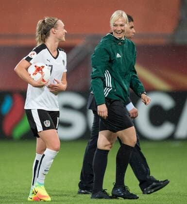 Freude nach dem Schlusspfiff - Oesterreich spielt 1:1 Unendschieden und freut sich. Die Vierte Schiedsrichterin Bibiana Steinhaus (GER) gibt Sarah Puntigam (AUT) nach dem Spiel den Spielball. Vorrunde: Frankreich - Oesterreich in Utrecht am 22.07.2017. UEFA Fussball Frauen Europameisterschaft 2017 in den Niederlanden,