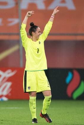 Freude nach dem Schlusspfiff - Oesterreich spielt 1:1 Unendschieden und freut sich. Freude bei Torhueterin Manuela Zinsberger (AUT) Vorrunde: Frankreich - Oesterreich in Utrecht am 22.07.2017. UEFA Fussball Frauen Europameisterschaft 2017 in den Niederlanden,