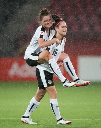 Freude nach dem Schlusspfiff - Oesterreich spielt 1:1 Unendschieden und freut sich. Jasmin Pamina Eder (AUT) traegt Verena Aschauer (AUT) auf den Schultern. Vorrunde: Frankreich - Oesterreich in Utrecht am 22.07.2017. UEFA Fussball Frauen Europameisterschaft 2017 in den Niederlanden,