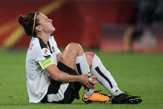 Viktoria Schnaderbeck (AUT) sitzt mit Schmerzen am rechten Bein am Boden. Vorrunde: Frankreich - Oesterreich in Utrecht am 22.07.2017. UEFA Fussball Frauen Europameisterschaft 2017 in den Niederlanden,