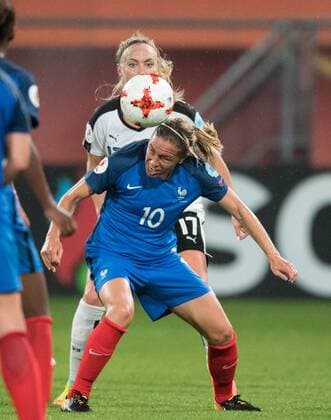 Camille Abily (FRA) und Sarah Puntigam (hinten AUT) Vorrunde: Frankreich - Oesterreich in Utrecht am 22.07.2017. UEFA Fussball Frauen Europameisterschaft 2017 in den Niederlanden,
