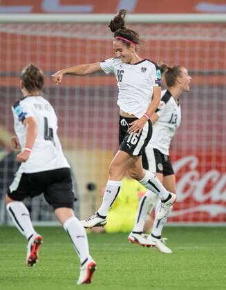Freude nach dem Schlusspfiff - Oesterreich spielt 1:1 Unendschieden und freut sich. Jubel von Jasmin Pamina Eder (16 AUT). Vorrunde: Frankreich - Oesterreich in Utrecht am 22.07.2017. UEFA Fussball Frauen Europameisterschaft 2017 in den Niederlanden,