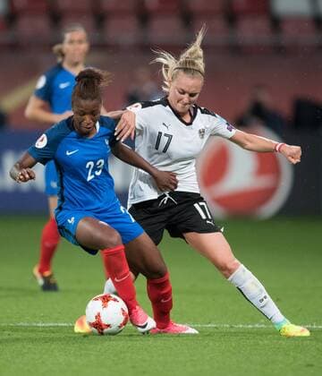 vl: Onema Grace Geyoro (FRA), Sarah Puntigam (AUT) Vorrunde: Frankreich - Oesterreich in Utrecht am 22.07.2017. UEFA Fussball Frauen Europameisterschaft 2017 in den Niederlanden,