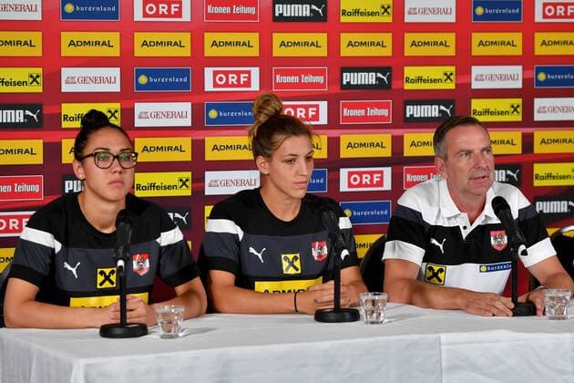 SOCCER - UEFA EURO EM Europameisterschaft Fussball 2017 WAGENINGEN,NETHERLANDS,23.JUL.17 - WOMEN SOCCER - UEFA Women s European Championship EM Europameisterschaft 2017, press conference PK Pressekonferenz team AUT. Image shows Manuela Zinsberger, Lisa Makas and head coach Dominik Thalhammer (AUT). GEPAxpictures xFlorianxErtl