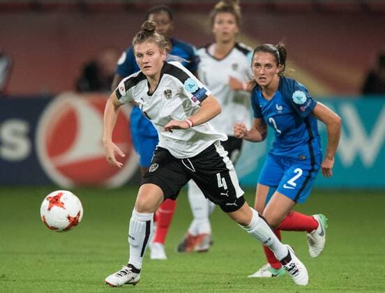 Viktoria Pinther (4 AUT) im Zweikampf mit Eve Perisset (2 FRA) Vorrunde: Frankreich - Oesterreich in Utrecht am 22.07.2017. UEFA Fussball Frauen Europameisterschaft 2017 in den Niederlanden,