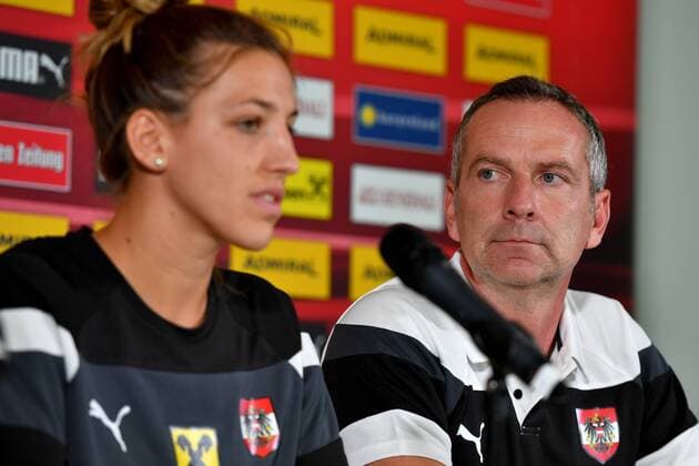 SOCCER - UEFA EURO EM Europameisterschaft Fussball 2017 WAGENINGEN,NETHERLANDS,23.JUL.17 - WOMEN SOCCER - UEFA Women s European Championship EM Europameisterschaft 2017, press conference PK Pressekonferenz team AUT. Image shows Lisa Makas and head coach Dominik Thalhammer (AUT). GEPAxpictures xFlorianxErtl
