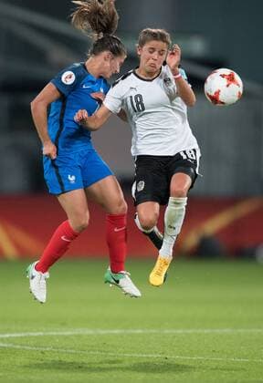 vl: Eve Perisset (FRA), Laura Feiersinger (AUT) Vorrunde: Frankreich - Oesterreich in Utrecht am 22.07.2017. UEFA Fussball Frauen Europameisterschaft 2017 in den Niederlanden,