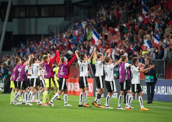 Freude nach dem Spielende bei den oesterreichischen Spielerinnen. Die Spielerinnen stehen vor der Tribuene und machen eine LaOla zu den Fans und Zuschauern. Vorrunde: Frankreich - Oesterreich in Utrecht am 22.07.2017. UEFA Fussball Frauen Europameisterschaft 2017 in den Niederlanden,