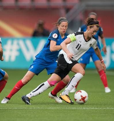 vl: Elise Bussaglia (FRA), Viktoria Schnaderbeck (AUT) Vorrunde: Frankreich - Oesterreich in Utrecht am 22.07.2017. UEFA Fussball Frauen Europameisterschaft 2017 in den Niederlanden,