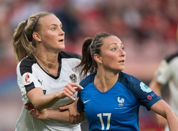 vl: Sarah Puntigam (AUT), Gaetane Thiney (FRA) Vorrunde: Frankreich - Oesterreich in Utrecht am 22.07.2017. UEFA Fussball Frauen Europameisterschaft 2017 in den Niederlanden,