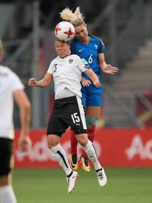 vl: Nicole Billa (AUT), Amandine Henry (FRA) Vorrunde: Frankreich - Oesterreich in Utrecht am 22.07.2017. UEFA Fussball Frauen Europameisterschaft 2017 in den Niederlanden,