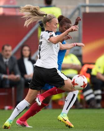 vl: Sarah Puntigam (AUT), Onema Grace Geyoro (FRA) Vorrunde: Frankreich - Oesterreich in Utrecht am 22.07.2017. UEFA Fussball Frauen Europameisterschaft 2017 in den Niederlanden,