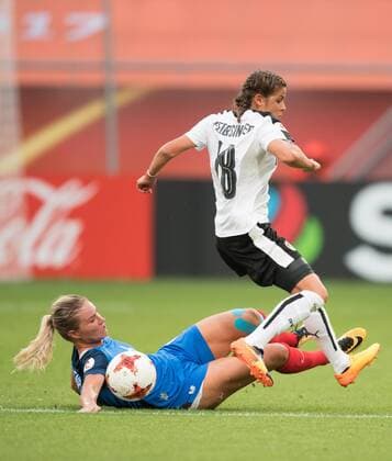 vl: Amandine Henry (FRA), Laura Feiersinger (AUT) Vorrunde: Frankreich - Oesterreich in Utrecht am 22.07.2017. UEFA Fussball Frauen Europameisterschaft 2017 in den Niederlanden,