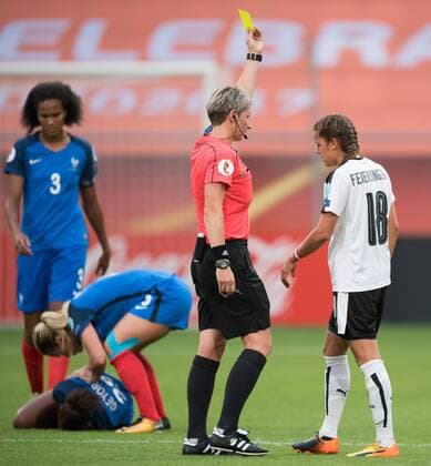 Schiedsrichterin Jana Adamkova zeigt Laura Feiersinger (AUT) die Gelbe Karte, nach einer Spielaktion mit Onema Grace Geyoro (FRA), die am Boden liegt. re: Wendie Renard (FRA) und Amandine Henry (FRA). Vorrunde: Frankreich - Oesterreich in Utrecht am 22.07.2017. UEFA Fussball Frauen Europameisterschaft 2017 in den Niederlanden,