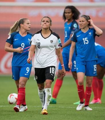 vl: Eugenie Le Sommer (FRA), Laura Feiersinger (AUT), Wendie Renard (FRA), Elise Bussaglia (FRA). Vorrunde: Frankreich - Oesterreich in Utrecht am 22.07.2017. UEFA Fussball Frauen Europameisterschaft 2017 in den Niederlanden,