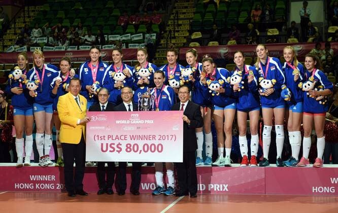 Bilder des Tages - SPORT (170723) -- HONG KONG, July 23, 2017 -- Players of Serbia pose during the awarding ceremony after the match against China at the FIVB World Grand Prix in Hong Kong, China, July 23, 2017. ) (SP)CHINA-HONG KONG-VOLLEYBALL-WORLD GRAND PRIX LoxPingxFai 