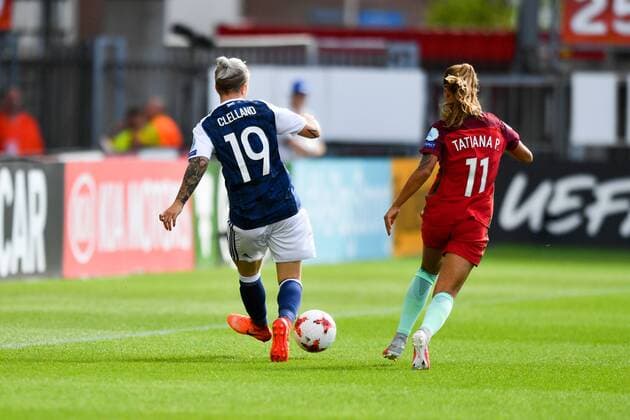 Lana Clelland (Schottland , Scotland) (19) spielt den Ball tief , vor Tatiana Vanessa Ferreira Pinto (Tatiana P., Portugal) (11), Fussball, UEFA Women s EURO 2017, Schottland - Portugal, xmkx