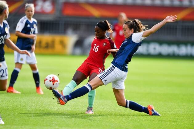 Diana Micaela Abreu Sousa Silva (Diana S., Portugal) (16) spielt den Ball , Caroline Weir (Schottland , Scotland) (9) kann nicht klären, Fussball, UEFA Women s EURO 2017, Schottland - Portugal, xmkx