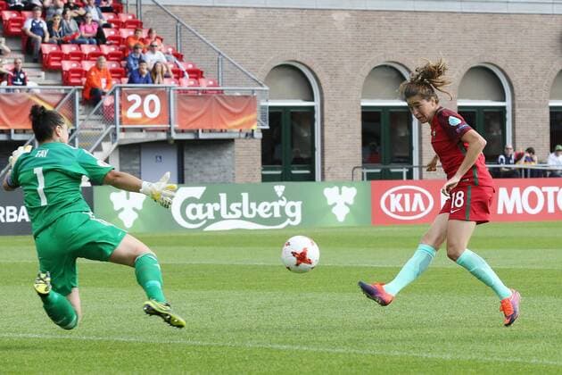 Bilder des Tages - SPORT goalkeeper Gemma Fay of Scotland women, Carolina Mendes of Portugal women during the UEFA WEURO 2017 Group D group stage match between Scotland and Portugal at the Sparta stadium Het Kasteel on July 23, 2017 in Rotterdam, The Netherlands Women: Scotland v Portugal UEFA WEURO 2017 2017 2018 xVIxVIxImagesx xTomxBodexMultimediaxIVx 8296102