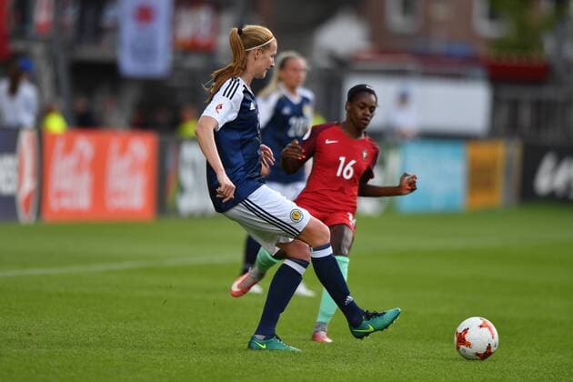 Vaila Barsley (Schottland , Scotland) (2) mit Ball vor Diana Micaela Abreu Sousa Silva (Diana S., Portugal) (16), Fussball, UEFA Women s EURO 2017, Schottland - Portugal, xmkx