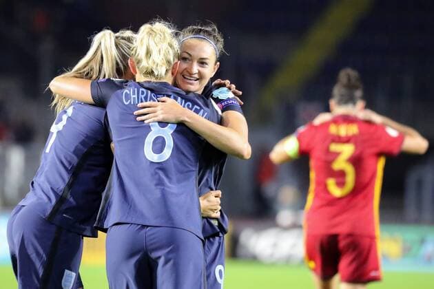 v.li.: Toni Duggan (England, 19), Isobel Christiansen (England, 8), Torschützin Jodie Taylor (England, 9), jubeln über das Tor zum 2:0, Jubel, Torjubel, Torerfolg, celebrate the goal, goal, celebration, Jubel ueber das Tor, optimistisch, Action, Aktion, Fussball, UEFA Women s EURO 2017, England - Spanien, xozx