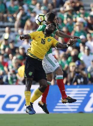 Mexico s Jair Pereira (R) vies for the ball with Jamaica s Owayne Gordon (L) during their Gold Cup semifinal soccer match between Mexico and Jamaica at Rose Bowl stadium in Pasadena, Ca, USA, 23 July 2017. MEXICO VS. JAMAICA !ACHTUNG: NUR REDAKTIONELLE NUTZUNG!  Copyright: xJoséxMéndezx JME01 20170724-636364658214741359