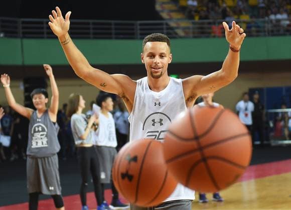 Bilder des Tages - SPORT NBA Basketball Herren USA star Stephen Curry of Golden State Warriors attends a fan meeting event during his 2017 Asia tour in Chengdu city, southwest China s Sichuan province, 24 July 2017. Stephen Curry shows off basketball skills on Asia tour in SW China s Chengdu  20170724_63244