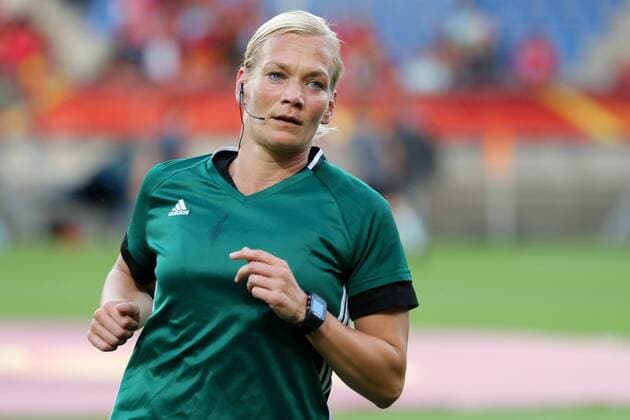 Bilder des Tages - SPORT Bibiana Steinhaus (Schiedsrichterin, Deutschland) bei ihrem zweiten Einsatz, Einzelbild, Aktion, Action, Fussball, UEFA Women s EURO 2017, Belgien - Niederlande, xozx