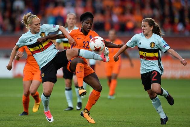 Fußball, Frauen EM, Belgien - Niederlande Belgium s Janice Cayman, Dutch Liza van der Most and Belgium s Davina Philtjens pictured in action during a soccer game between Belgian national women s soccer team Red Flames and The Netherlands, the third game in group A in the group stage of the Women s European Championship EM Europameisterschaft 2017 in the Netherlands, Monday 24 July 2017 in Tilburg, The Netherlands. DAVIDxCATRY  x05138109x