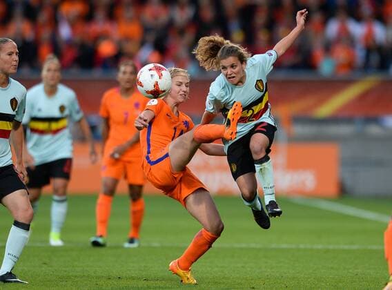 Fußball, Frauen EM, Belgien - Niederlande Dutch Jackie Groenen and Belgium s Davina Philtjens pictured in action during a soccer game between Belgian national women s soccer team Red Flames and The Netherlands, the third game in group A in the group stage of the Women s European Championship EM Europameisterschaft 2017 in the Netherlands, Monday 24 July 2017 in Tilburg, The Netherlands. DAVIDxCATRY  x05138110x