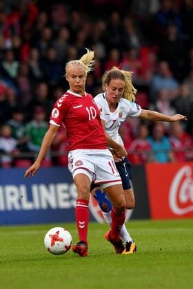 Bilder des Tages - SPORT Fußball, Frauen EM, Norwegen - Dänemark SOCCER - UEFA EURO EM Europameisterschaft Fussball 2017, NOR vs DEN DEVENTER,NETHERLANDS,24.JUL.17 - WOMEN SOCCER - UEFA Women s European Championship EM Europameisterschaft 2017, Group A, Norway vs Denmark. Image shows Pernille Harder (DEN) and Ingrid Schjelderup (NOR). GEPAxpictures xFlorianxErtl